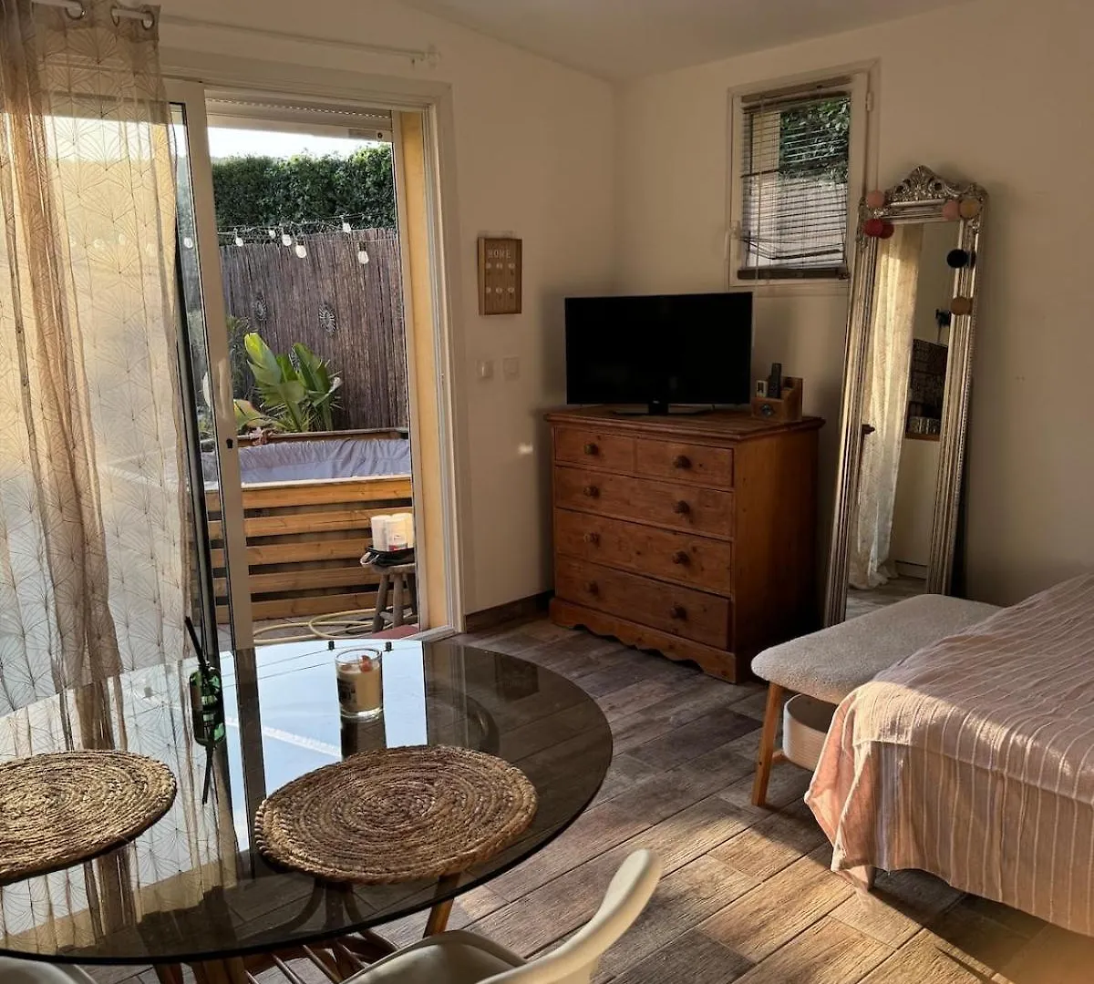 Superbe Dependance Sanary, Studio Jacuzzi Prive فرنسا